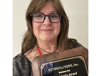 Lynn Shafer Willner holding President’s Award plaque